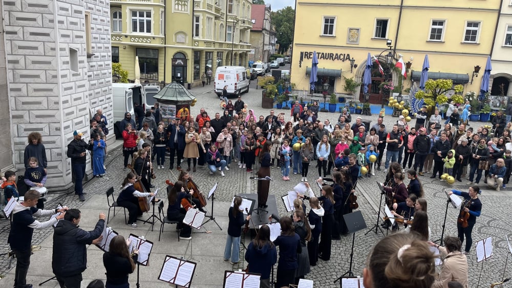 Ponad setka młodych muzyków na bolesławieckim rynku. Wyjątkowy flash mob rozgrzewał przechodniów – Flash mob w Bolesławcu. Podczas tego wydarzenia ponad setka muzyków zagrała dla przechodniów. Fot: Maciej Ryłkiewicz/ Radio Wrocław