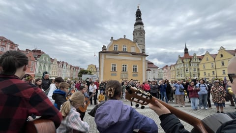 Ponad setka młodych muzyków na bolesławieckim rynku. Wyjątkowy flash mob rozgrzewał przechodniów - 0