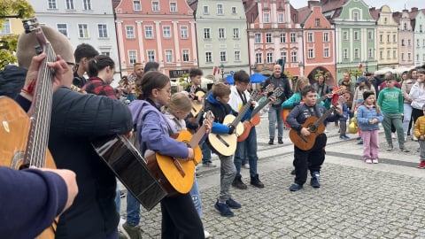 Ponad setka młodych muzyków na bolesławieckim rynku. Wyjątkowy flash mob rozgrzewał przechodniów - 1
