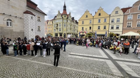 Ponad setka młodych muzyków na bolesławieckim rynku. Wyjątkowy flash mob rozgrzewał przechodniów - 2