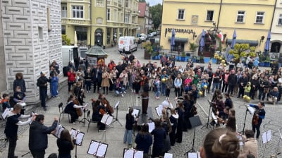 Ponad setka młodych muzyk&oacute;w na bolesławieckim rynku. Wyjątkowy flash mob rozgrzewał przechodni&oacute;w