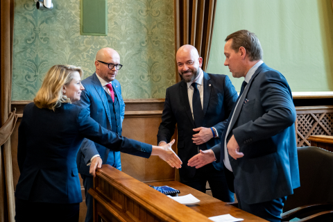 Prezydent Wrocławia Jacek Sutryk otrzymał wotum zaufania oraz absolutorium. Jak głosowali radni? [ZDJĘCIA] - 13