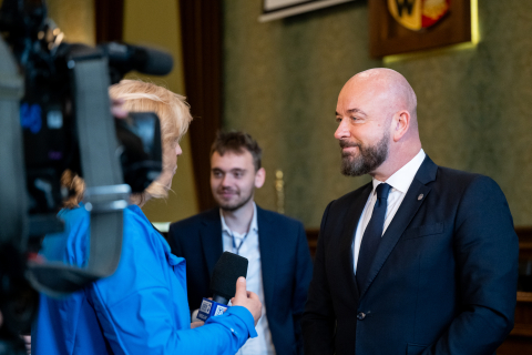 Prezydent Wrocławia Jacek Sutryk otrzymał wotum zaufania oraz absolutorium. Jak głosowali radni? [ZDJĘCIA] - 17