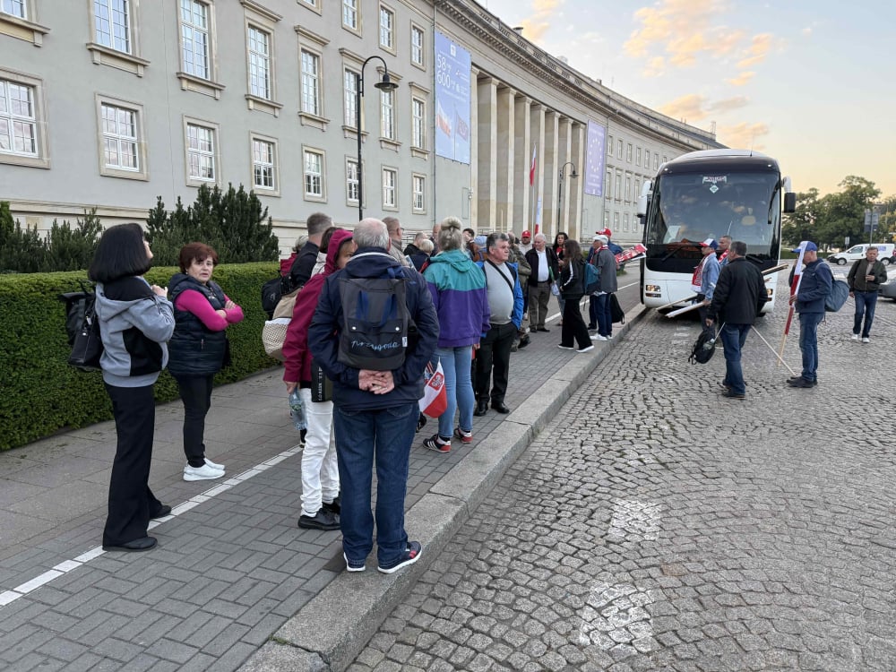 "Trzeba przeciwstawić się temu wszystkiemu". Zwolennicy Karola Nawrockiego wyjeżdżąją do Warszawy na Marsz za Polską – Zwolennicy Karola Nawrockiego wyjeżdżają do Warszawy. Fot: Piotr Osowicz/ Radio Wrocław