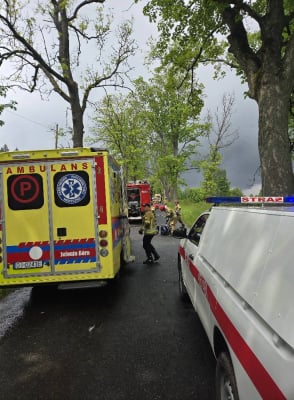 Samochód uderzył w drzewo, a potem w kolejne. Trzy osoby poważnie ranne w wypadku pod Kamienną Górą [ZDJĘCIA] - 0