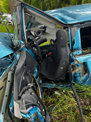 Samochód uderzył w drzewo, a potem w kolejne. Trzy osoby poważnie ranne w wypadku pod Kamienną Górą [ZDJĘCIA] - 3