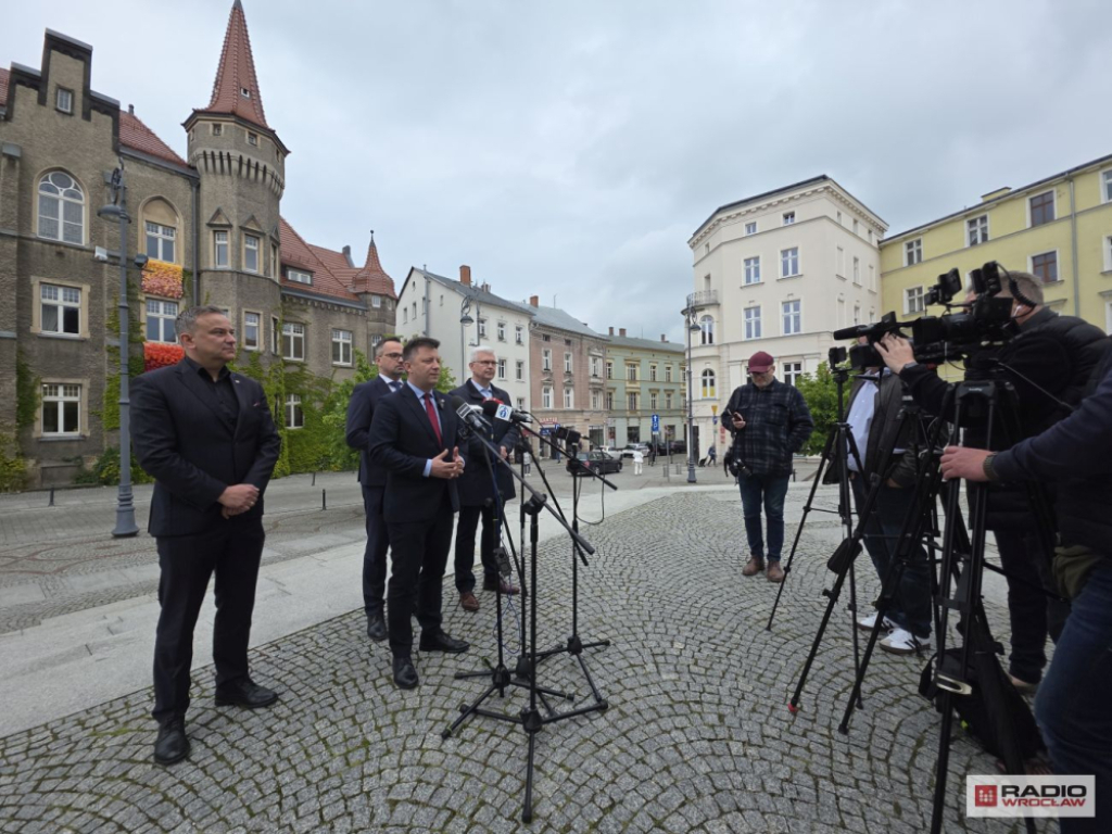 Politycy PiS w Wałbrzychu: Tylko Karol Nawrocki zapewni realizację CPK według pierwotnej koncepcji - Parlamentarzyści PiS przekonywali w Wałbrzychu, że tylko Karol Nawrocki zapewni realizację CPK według pierwotnej koncepcji. Fot. Bartosz Szarafin