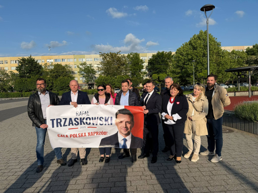 Michał Jaros i lokalni działacze PO apelują: "Cała Oleśnica głosuje na Rafała" - Michał Jaros i lokalni działacze PO na placu Zwycięstwa w Oleśnicy. Fot. Mateusz Florczyk