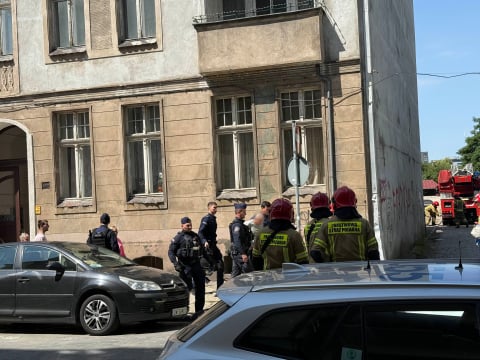 "Babciu przyjedź, bo chcą nas zabrać". Sąd wydał nakaz odebrania dzieci. Rodzice zabarykadowali się w mieszkaniu - 7