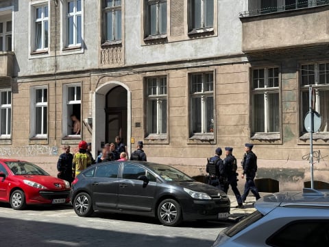 "Babciu przyjedź, bo chcą nas zabrać". Sąd wydał nakaz odebrania dzieci. Rodzice zabarykadowali się w mieszkaniu - 8