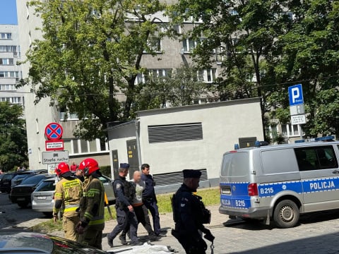 "Babciu przyjedź, bo chcą nas zabrać". Sąd wydał nakaz odebrania dzieci. Rodzice zabarykadowali się w mieszkaniu - 9