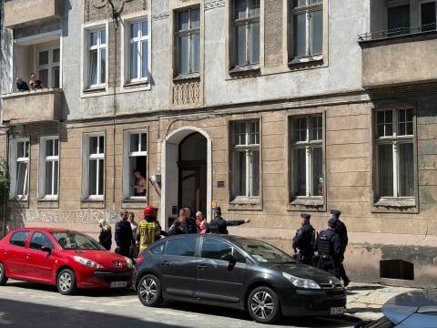 "Babciu przyjedź, bo chcą nas zabrać". Sąd wydał nakaz odebrania dzieci. Rodzice zabarykadowali się w mieszkaniu - 10