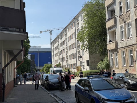 "Babciu przyjedź, bo chcą nas zabrać". Sąd wydał nakaz odebrania dzieci. Rodzice zabarykadowali się w mieszkaniu - 0