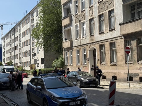 "Babciu przyjedź, bo chcą nas zabrać". Sąd wydał nakaz odebrania dzieci. Rodzice zabarykadowali się w mieszkaniu - 1