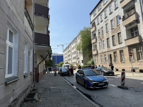 "Babciu przyjedź, bo chcą nas zabrać". Sąd wydał nakaz odebrania dzieci. Rodzice zabarykadowali się w mieszkaniu - 3
