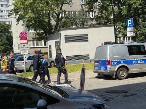 "Babciu przyjedź, bo chcą nas zabrać". Sąd wydał nakaz odebrania dzieci. Rodzice zabarykadowali się w mieszkaniu - 4