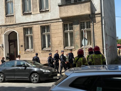 "Babciu przyjedź, bo chcą nas zabrać". Sąd wydał nakaz odebrania dzieci. Rodzice zabarykadowali się w mieszkaniu - 6