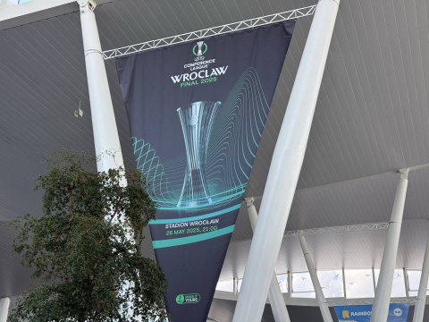 Liga Konferencji Europy. Czartery z kibicami Chelsea i Betisu wylądowały we Wrocławiu [ZDJĘCIA] - 9