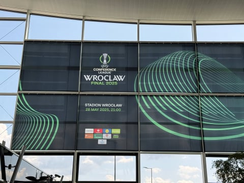 Liga Konferencji Europy. Czartery z kibicami Chelsea i Betisu wylądowały we Wrocławiu [ZDJĘCIA] - 4
