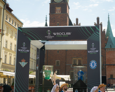 Strefa kibica na Rynku otwarta! Lewandowski i Żewłakow zapraszają na finał Ligi Konferencji - 5