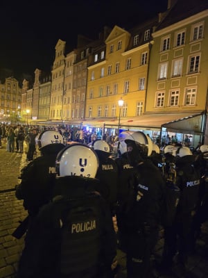 Burdy kibiców na wrocławskim Rynku, są pierwsze zatrzymania. Pracowita noc policjantów [ZDJĘCIA] - 1