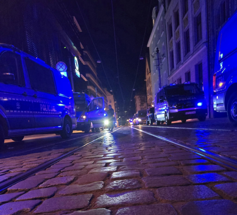 Burdy kibiców na wrocławskim Rynku, są pierwsze zatrzymania. Pracowita noc policjantów [ZDJĘCIA] - 2