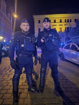 Burdy kibiców na wrocławskim Rynku, są pierwsze zatrzymania. Pracowita noc policjantów [ZDJĘCIA] - 3
