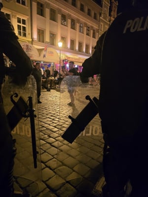 Burdy kibiców na wrocławskim Rynku, są pierwsze zatrzymania. Pracowita noc policjantów [ZDJĘCIA] - 4