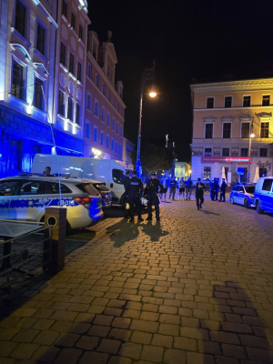 Burdy kibiców na wrocławskim Rynku, są pierwsze zatrzymania. Pracowita noc policjantów [ZDJĘCIA] - 5