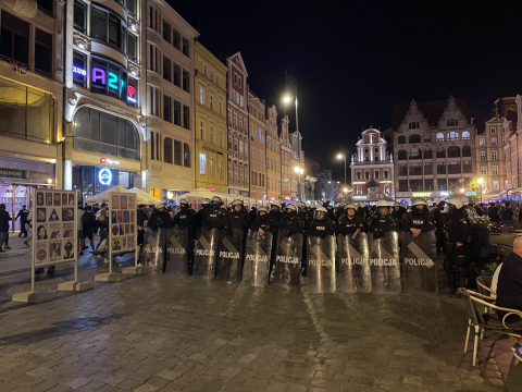 Burdy kibiców na wrocławskim Rynku, są pierwsze zatrzymania. Pracowita noc policjantów [ZDJĘCIA] - 6