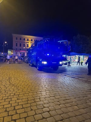 Burdy kibiców na wrocławskim Rynku, są pierwsze zatrzymania. Pracowita noc policjantów [ZDJĘCIA] - 7