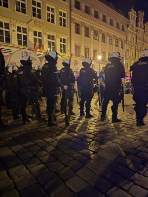 Burdy kibiców na wrocławskim Rynku, są pierwsze zatrzymania. Pracowita noc policjantów [ZDJĘCIA] - 8