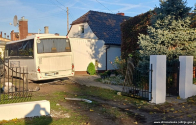 "Siła wyższa" zmusiła go do niebezpiecznej jazdy. Kierowca szkolnego autobusu skazany. W wypadku ucierpiało 5 dzieci