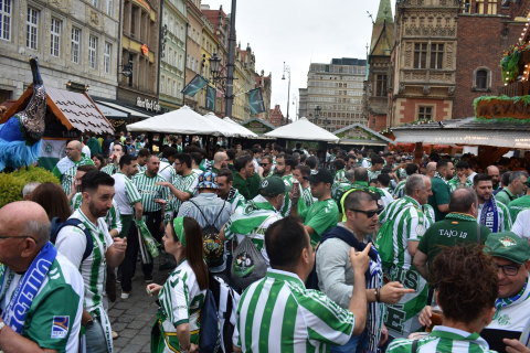 Ostatnie chwile przed finałem. Coraz więcej kibiców w całym Wrocławiu [ZDJĘCIA] - 18