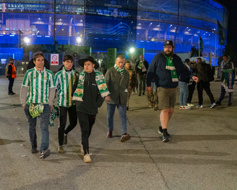 Finał Ligi Konferencji zakończony! Kibice Betisu jako pierwsi opuścili stadion. Część z nich od razu jedzie na lotnisko - 9