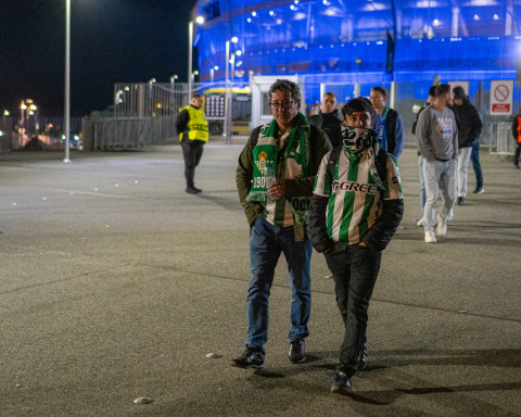 Finał Ligi Konferencji zakończony! Kibice Betisu jako pierwsi opuścili stadion. Część z nich od razu jedzie na lotnisko - 21
