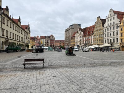 Wrocławski rynek przetrwał finał Ligi Konferencji. Od rana trwa wielkie sprzątanie miasta