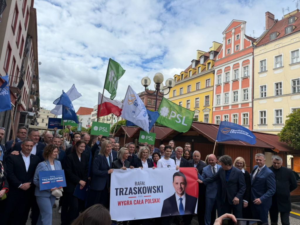 Samorządowcy i dolnośląscy parlamentarzyści koalicji rządowej zachęcają do głosowania. "Decydujemy o wszystkim" - Politycy i samorządowcy, którzy popierają Rafała Trzaskowskiego. Fot: Mateusz Florczyki/ Radio Wrocław