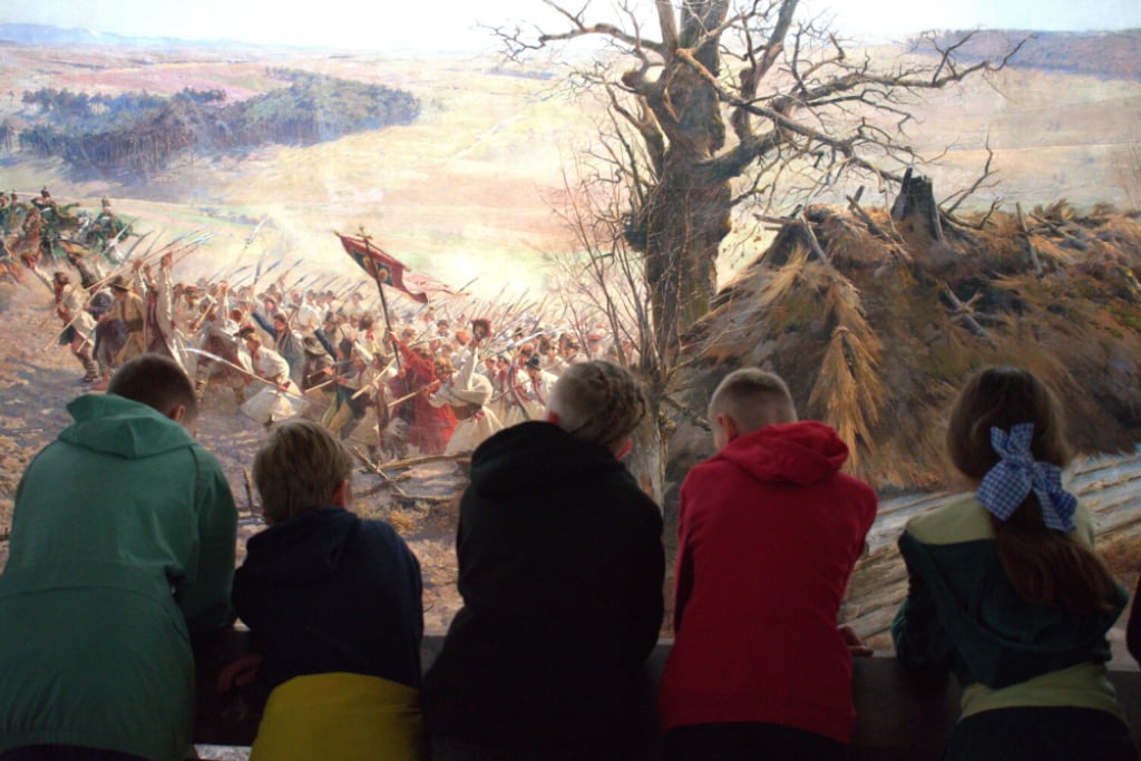 12-milionowy widz w Panoramie Racławickiej! Emilia przyjechała do Wrocławia z wycieczką szkolną - Dzieci oglądające Panoramę Racławicką. Fot. RW