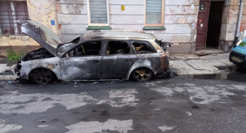 Niespokojna noc w Legnicy. Spłonęły dwa auta, mieszkańcy nie mają wątpliwości, że były to podpalenia - 0