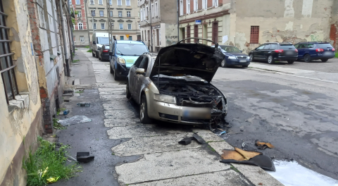 Niespokojna noc w Legnicy. Spłonęły dwa auta, mieszkańcy nie mają wątpliwości, że były to podpalenia - 1