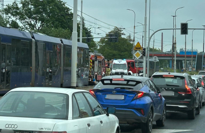 Motocyklista w szpitalu po zderzeniu z samochodem. Kierowca osob&oacute;wki uciekł z miejsca zdarzenia