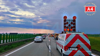Wypadek na autostradzie A4. Dwie osoby ranne, duże utrudnienia w okolicy Wrocławia [ZDJĘCIA]