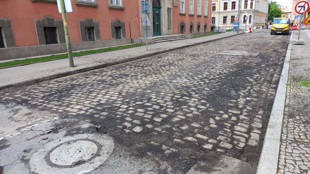 Legnica: Przedwojenny bruk odkryto pod warstwą asfaltu. Czy stara nawierzchnia zostanie przywrócona? – Na ulicy Gwarnej w Legnicy drogowcy odsłonili przedwojenny bruk. Fot. Andrzej Andrzejewski