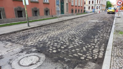 Przedwojenny bruk odkryto pod warstwą asfaltu. Czy stara nawierzchnia zostanie przywr&oacute;cona?