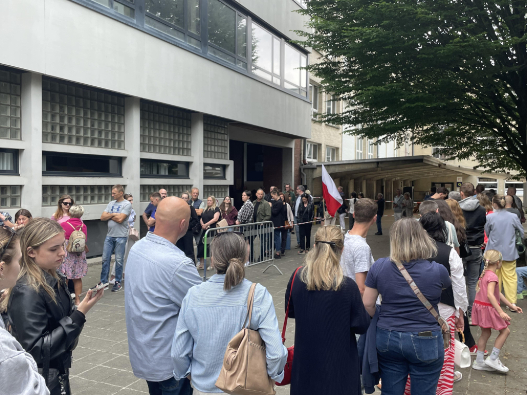 Ponad 5 tysięcy Polaków głosuje w Antwerpii. "Stałam ponad godzinę, niczego nie żałuję" - Polacy głosują w Antwerpii. Fot. Dawid Dettlaff