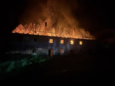 Potężny pożar na Dolnym Śląsku. "Jeden z największych w historii sołectwa" [ZDJĘCIA]