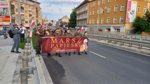 28 lat po wizycie Jana Pawła II w Legnicy, ulicami miasta przeszedł Marsz Papieski - 0