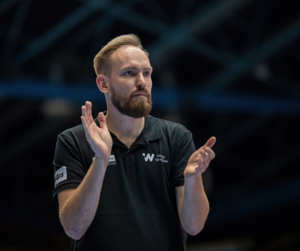 Bartłomiej Dąbrowski nie jest już trenerem wrocławskich siatkarek - fot. mat. prasowe volleywroclaw.pl