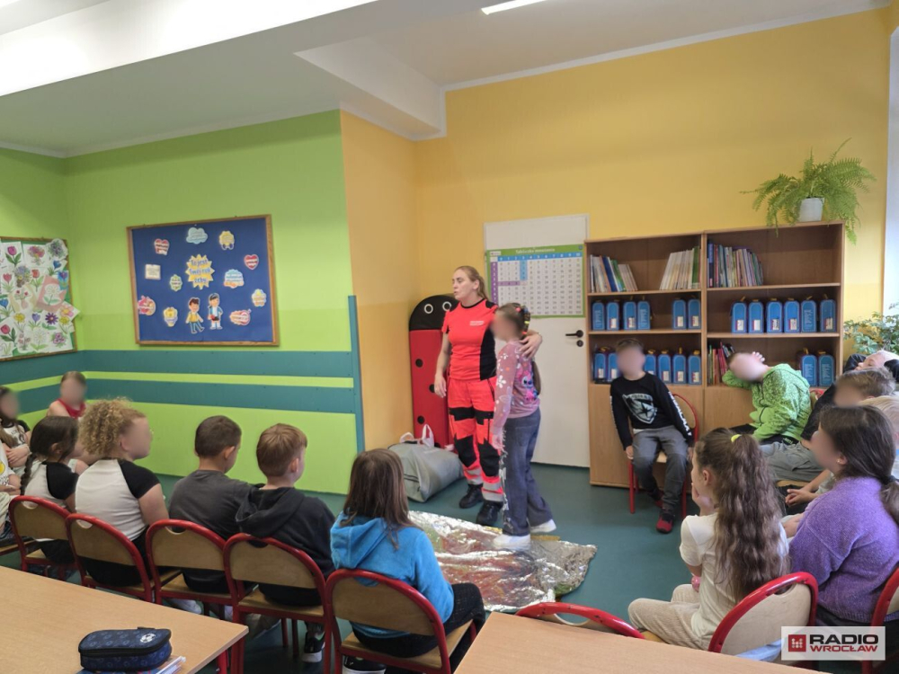 Uczniowie dzierżoniowskich podstawówek uczą się pierwszej pomocy. "Bywa, że dzieci wezwą pomoc szybciej niż dorośli" - Dzieci szkolą się z zakresu pierwszej pomocy. Fot: Bartosz Szarafin/ Radio Wrocław